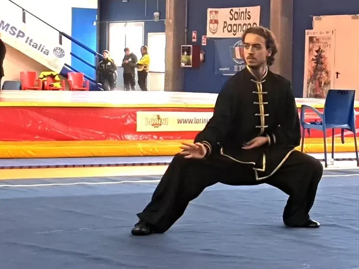 Samuele Contessa in posizione bassa durante l’esecuzione di una forma su un campo gara