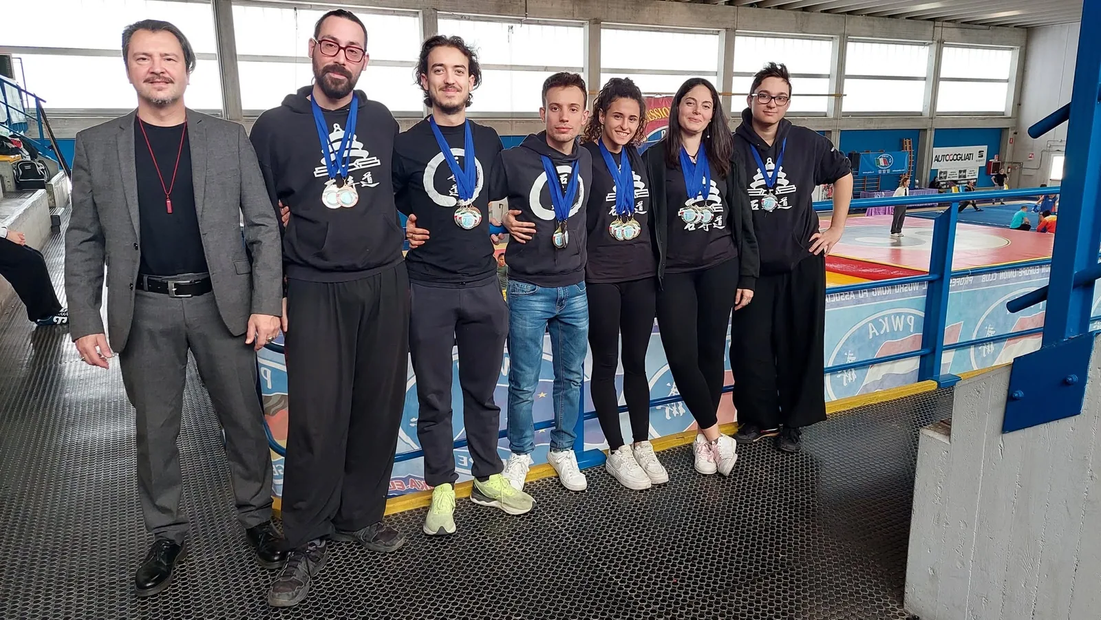 La squadra Stone Temple Tao con le medaglie dopo una competizione