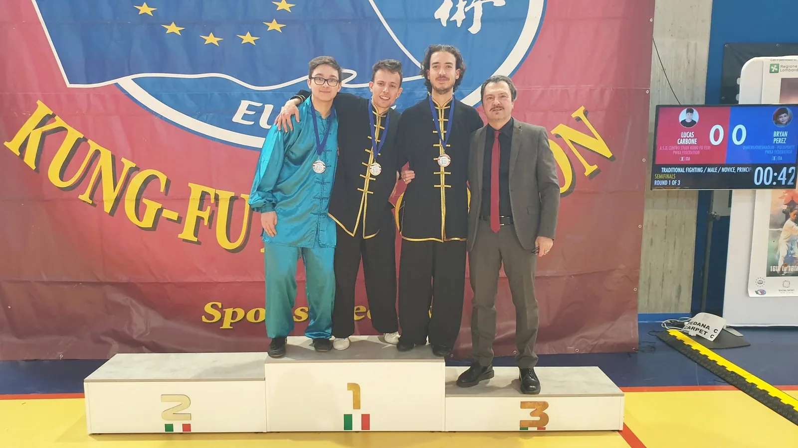 Atleti della scuola insieme al maestro Giuseppe Paterniti dopo una premiazione