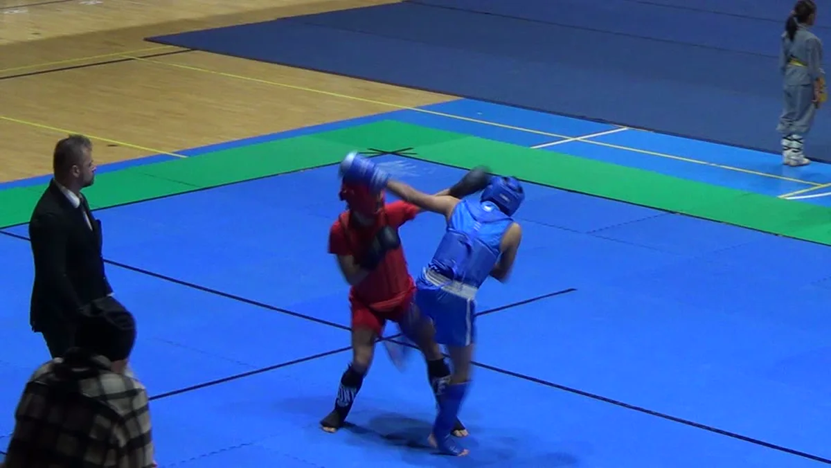 Scambio di colpi durante un incontro di Sanda alla Wushu Sanda Cup