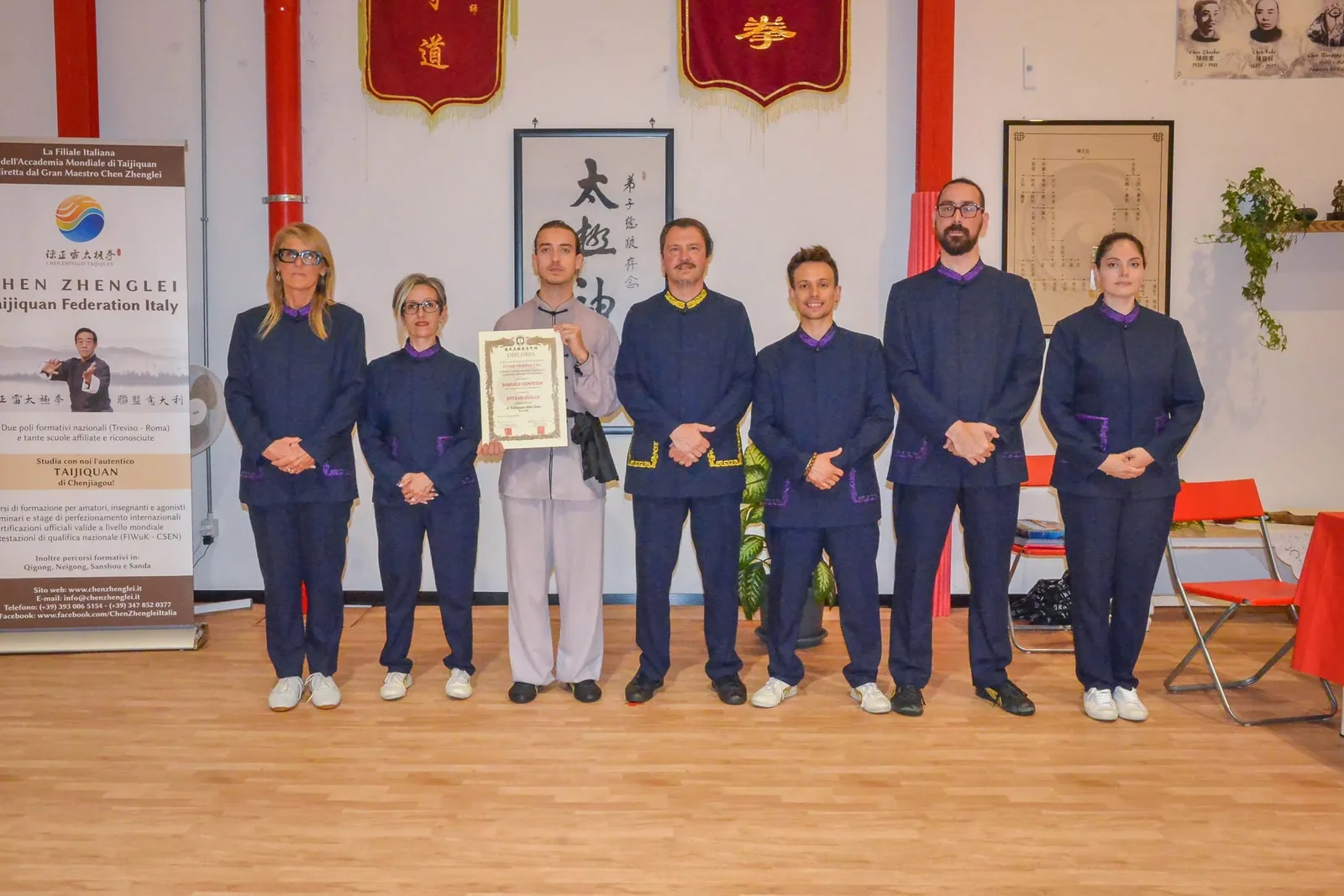 Samuele Contessa mostra un diploma insieme alla commissione della scuola